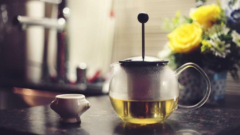 2026年世界杯小组赛巴西对阵葡萄牙的激烈比赛画面，巴西队球员带球突破